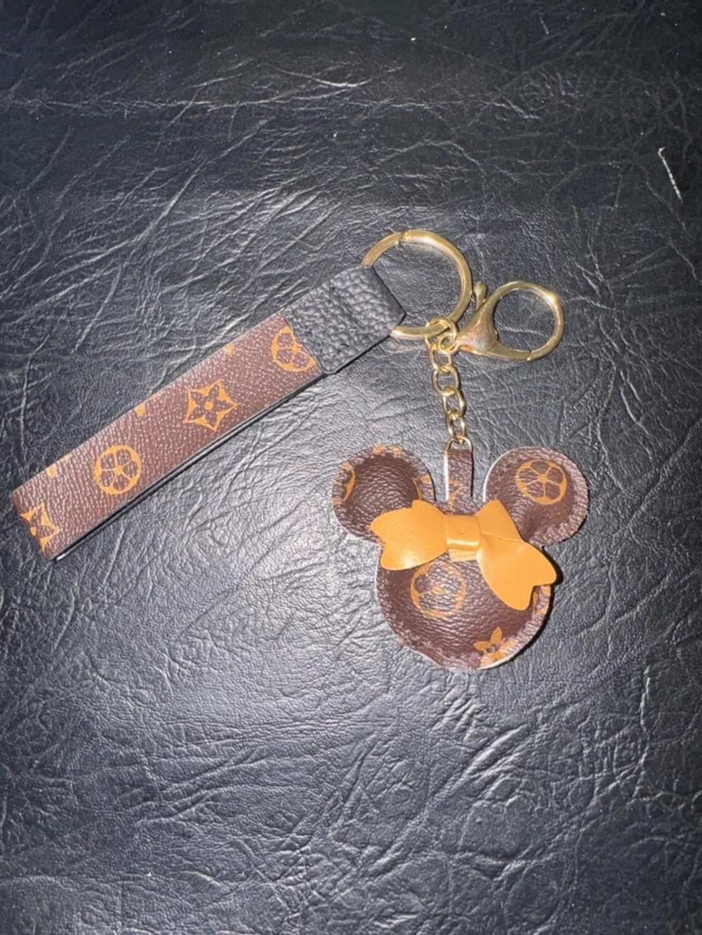 Keychain wristlet dark brown faux leather mouse with bow, NEW (SS)